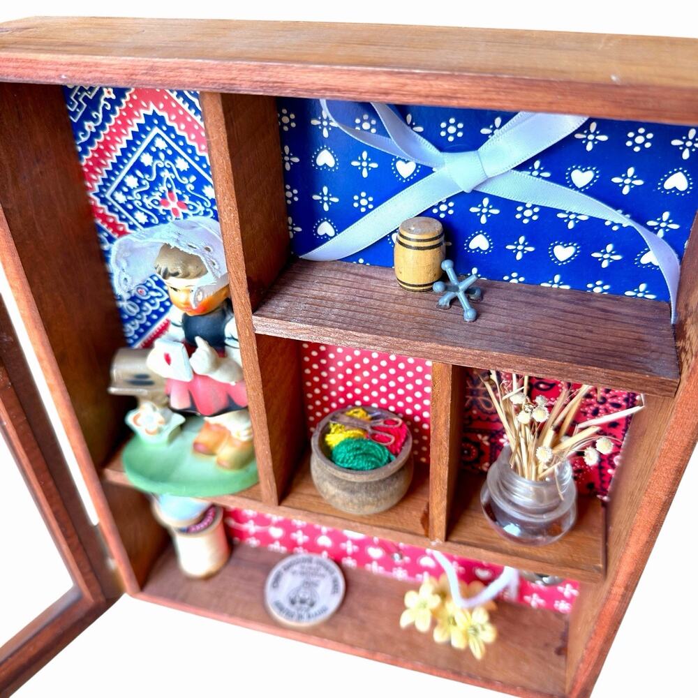 Vintage Wood Glass Wall Shadow Box Diorama Trinket Shelf 1970S Hummel Sewing - Picture 11 of 16